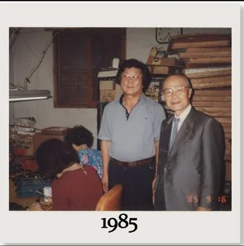 Y.Q. Lee with his mentor from Japan in the Baosheng workshop, September 1985