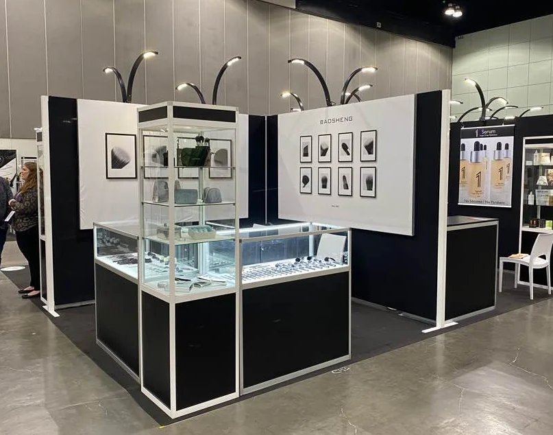 Baosheng black-and-white stand with framed brush prints, MakeUp in LosAngeles 2020